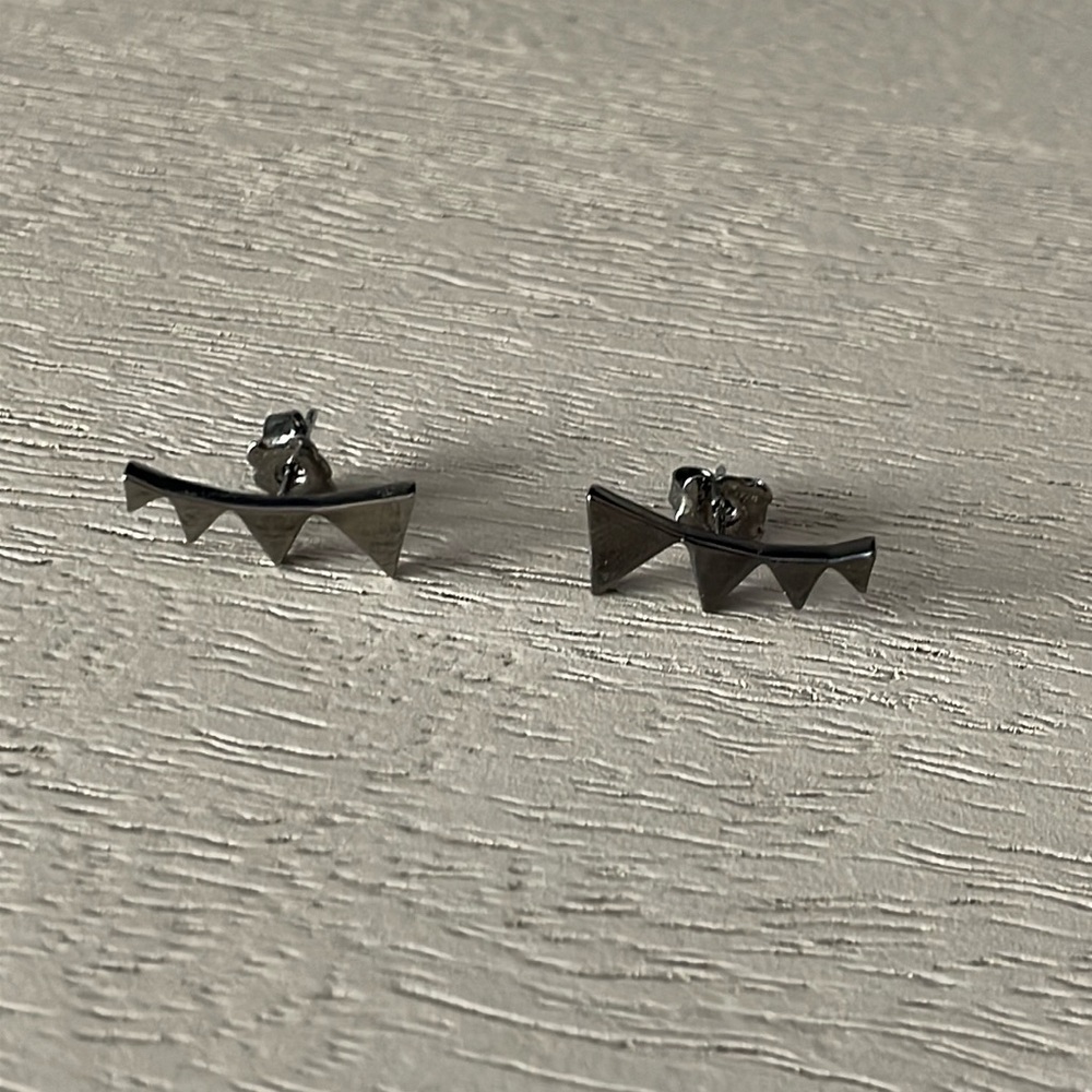 Gray/black crawler earrings, great condition